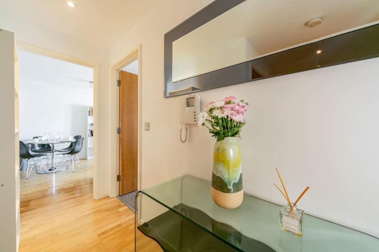 Room With Private Bathroom In A Modern Two Bedroom Two Bathroom Flat London Exteriör bild